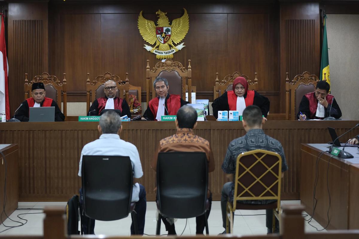 FOTO: Tiga Terdakwa Kasus  Korupsi Minyak Mentah  Dituntut Penjara 8 Tahun hingga 14 Tahun
