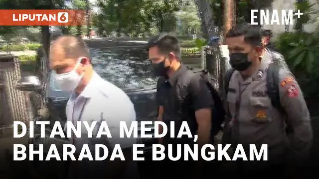 Sosok Bharada E yang menjadi salah satu saksi kunci kasus baku tembak di kediaman Irjen Ferdy Sambo akhirnya muncul. Ia penuhi panggilan Komnas HAM Selasa (26/7) terkait investigasi kasus yang menewaskan Brigadir J.