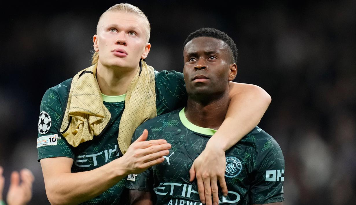 Pemain Manchester City, Erling Haaland dan Marc Guehi tampak lesu setelah ditaklukkan Real Madrid pada laga leg pertama babak 16 besar Liga Champions di Stadion Santiago Bernabeu (12/3/2026). (AP Photo/Jose Breton)