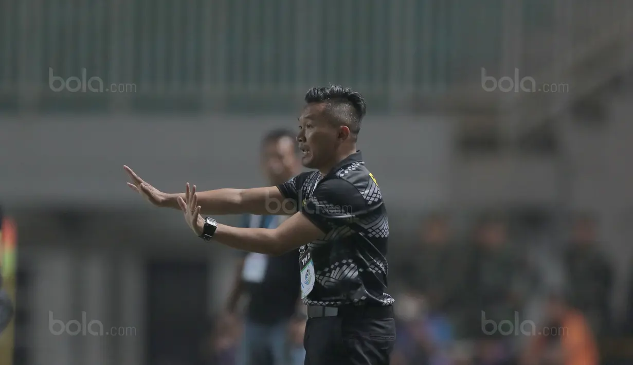 Pelatih PS TNI, Rudy Eka Priyambada memberikan arahan kepada anak asuhnya saat melawan Mitra Kukar pada lanjutan Liga 1 2017 di Stadion Pakansari, Bogor (26/9/2017). PS TNI menang 2-1. (Bola.com/Nicklas Hanoatubun)