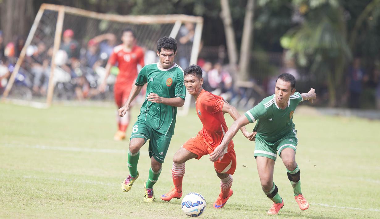 Striker Persija Jakarta, Ade Jantra, berusaha lepas dari apitan pemain PS AD pada laga uji coba di Lapangan Villa 2000, Tangerang, Jumat (4/3/2016). (Bola.com/Vitalis Yogi Trisna)
