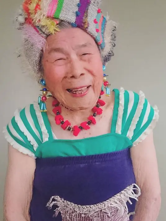 Pose Emiko (93) nenek asal Jepang saat menjadi model untuk pakaian yang dibuat oleh cucunya. Sang cucu, Chinami Mori seringkali membuat pakaian warna cerah dan pelangi yang ia buat dengan teknik tenun khusus yang disebut Saori. (mymodernmet.com)
