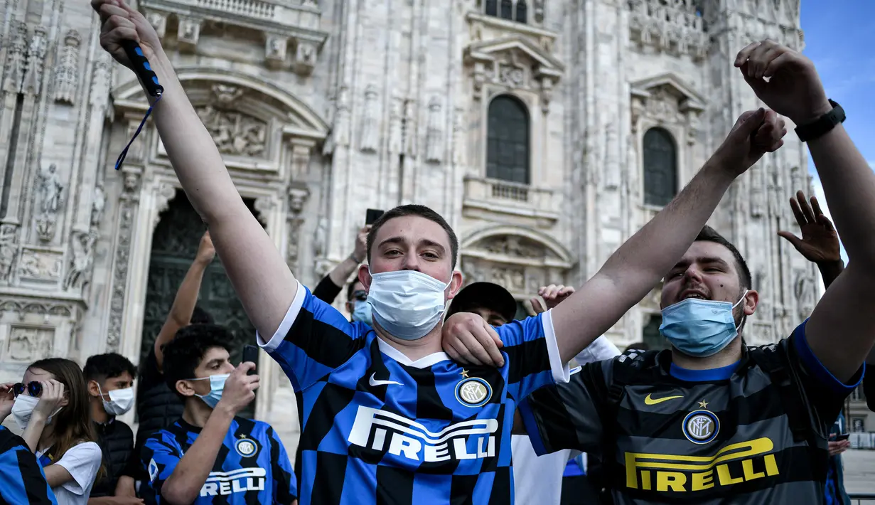 Para pendukung dan fans Inter Milan meneriakkan yel-yel di kawasan Piazza Duomo, Milan, Minggu (2/5/2021) merayakan kepastian Inter Milan merebut gelar juara Scudetto Liga Italia 2020/2021. (AFP/Piero Cruciati)