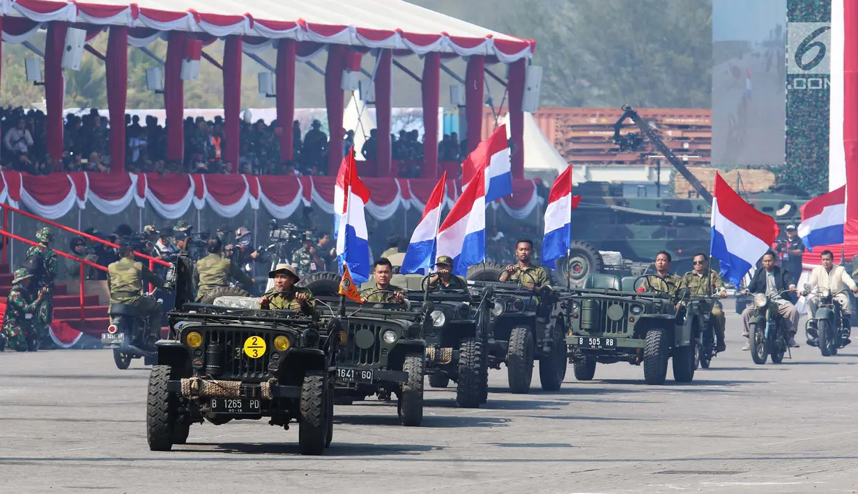 Para pemain membawakan teaterikal Jenderal Sudirman saat geladi resik HUT TNI ke-72 di Cilegon, Banten, Selasa (3/10). Geladi resik tersebut untuk memperingati HUT TNI ke-72 yang dilaksanakan tanggal 5 Oktober. (Liputan6.com/Angga Yuniar)