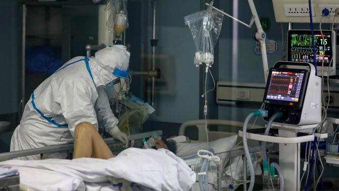 Dokter memeriksa kondisi pasien kritis virus corona atau COVID-19 di Rumah Sakit Jinyintan, Wuhan, Provinsi Hubei, China, Kamis (13/2/2020). China melaporkan 254 kematian baru dan lonjakan kasus virus corona sebanyak 15.152. (Chinatopix Via AP)