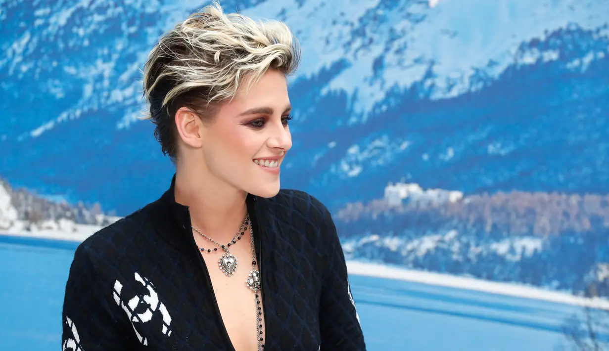 Aktris Kristen Stewart tersenyum saat sesi pemotretan sebelum acara busana koleksi Women's Fall-Winter 2019/2020 Chanel di Grand Palais, Paris, Prancis (5/3). (AP Photo/Thibault Camus)