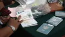 Barang bukti paspor jemaah ditunjukkan petugas saat sidang lanjutan First Travel di PN Kota Depok, Jawa Barat, Senin (23/4). Korban penipuan First Travel ini mencapai 63.310 orang dari seluruh Indonesia. (Liputan6.com/Herman Zakharia)