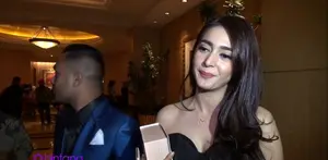 Nabila Syakieb kabarnya akan naik pelaminan akhir tahun ini dengan kekasihnya, Reshwara Argya Radinal. Saat dipertanyakan tentang pernikahan, Nabila tak berikan jawaban.