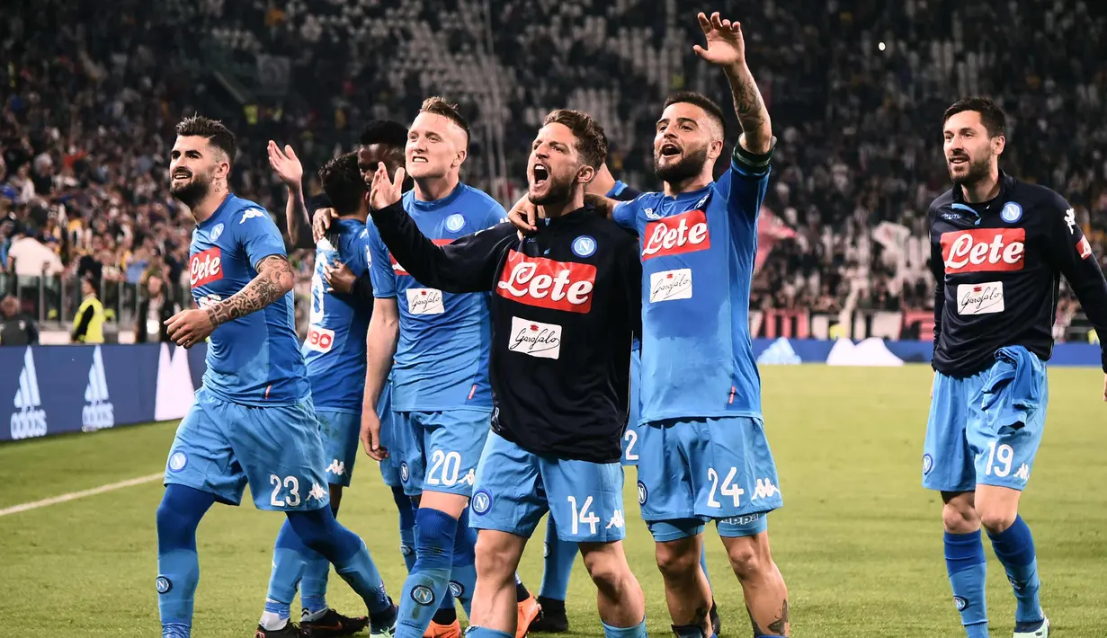 Para pemain Napoli merayakan kemenangan usai pertandingan melawan Juventus pada lanjutan Liga Serie A Italia di Stadion Allianz di Turin (22/4). Juventus takluk atas Napoli 1-0 berkat gol tunggal Kalidou Koulibaly. (AFP Photo/Marco Bertorello)