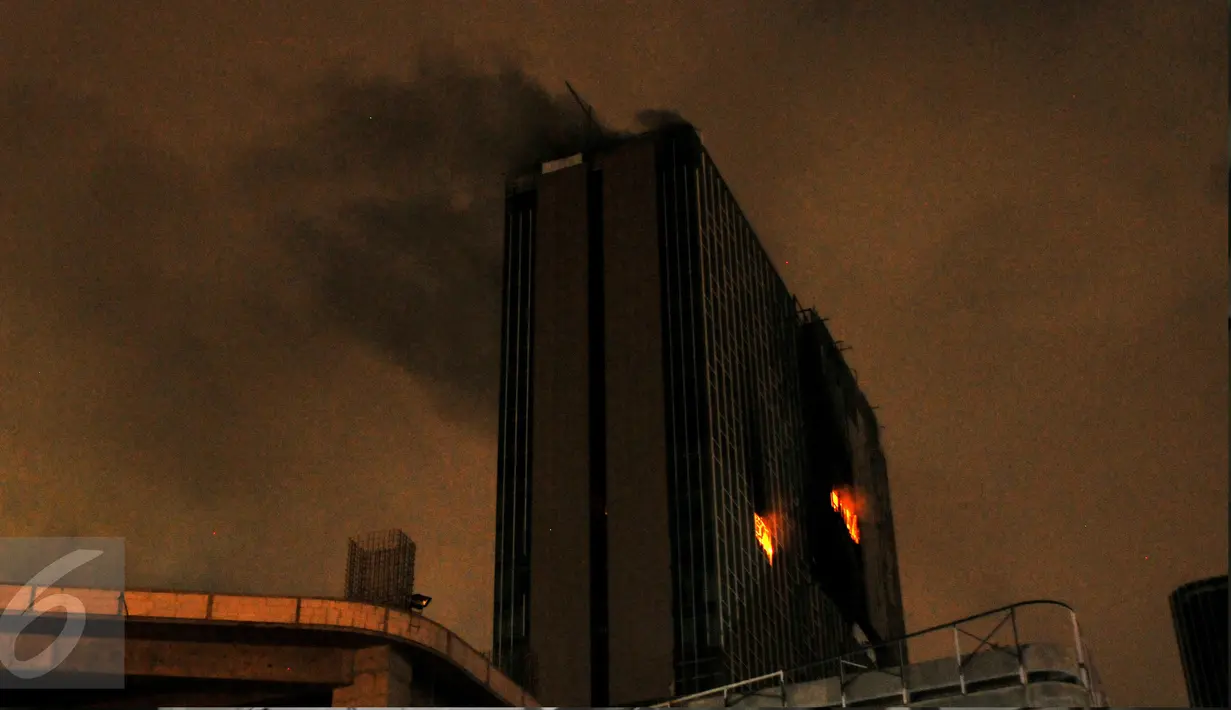 Api menyala di sekitar lantai 23 bangunan Gedung Swiss Belhotel, Kelapa Gading, Jakarta, Minggu (7/8). Dua pekerja dikabarkan tewas saat terjadi kebakaran di hotel yang masih dalam tahap penyelesaian. (Liputan6.com/Helmi Fithriansyah)