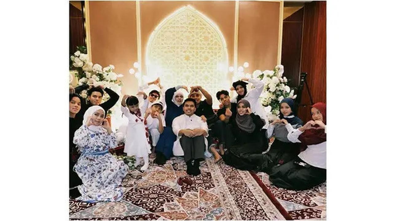 6 Potret Gen Halilintar di Tasyakuran 4 Bulan Kehamilan Aaliyah Massaid, Beri Doa