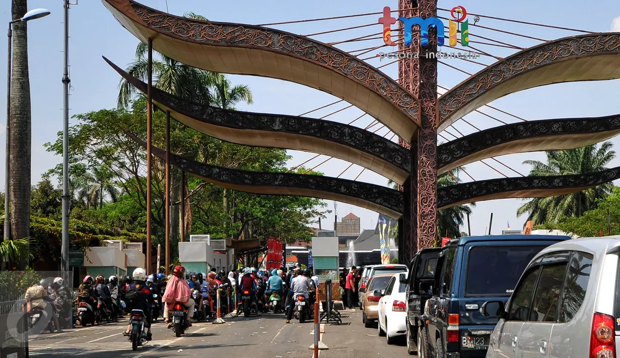 Sejumlah kendaraan mengantri di Taman Mini Indonesia Indah (TMII), Jakarta, Minggu (19/07/2015). Jumlah pengunjung hari ketiga Lebaran bertambah dari hari pertama Lebaran dan ditargetkan mencapai angka 300.000 pengunjung. (Liputan6.com/Yoppy Renato)