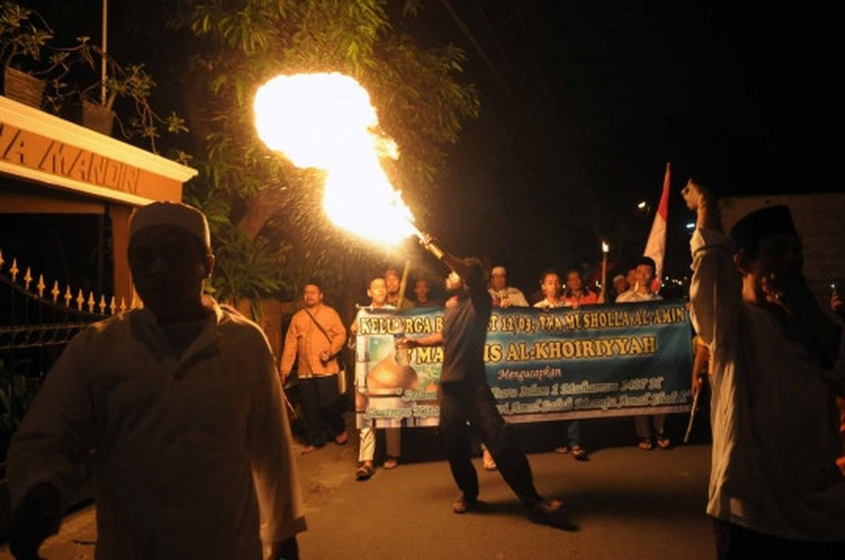 Pawai obor dan kembang api meriahkan malam tahun baru 1437 Hijriah