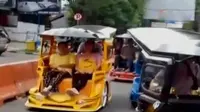 Menariknya, telolet yang ada di becak motor ini bukan berasal dari klakson pada umumnya,melainkan dari sebuah aplikasi yang sengaja diunduh.