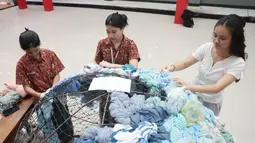 Sutradara drama musikal Skylite Naomi Aisha Putri siswa SMA Labschool Kebayoran, Jakarta Selatan, membantu temannya untuk dekorasi panggung menggunakan potongan kain tekstil tak terpakai untuk menjadi bagian dari panggung pensi Skyavenue 2026, Kamis (23/7/2026). (KLY/ Budy Santoso)
