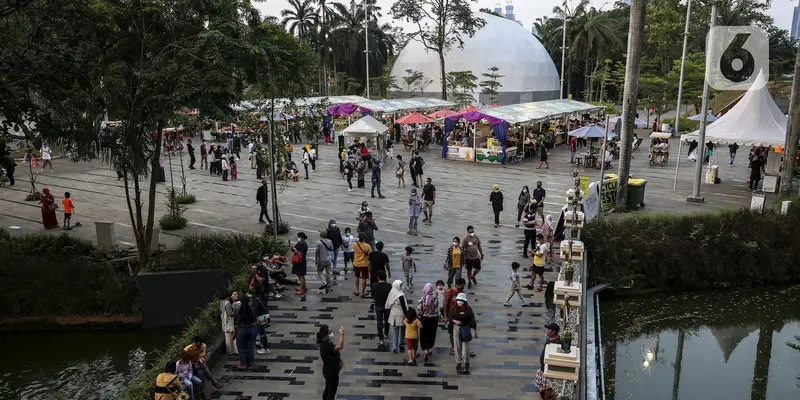 FOTO: Tak Boleh Mudik, Warga Jakarta Liburan Lebaran ke Mal