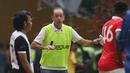 Pelatih Persija Jakarta, Paulo Camargo, memberikan instruksi kepada timnya saat melawan PSM Makassar pada laga Trofeo Persija  di Stadion Utama Gelora Bung Karno, Jakarta, Sabtu (9/4/2016). (Bola.com/Nicklas Hanoatubun)