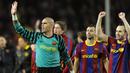 Victor Valdes (kiri) telah menjaga gawang Bracelona selama 12 tahun. Namun karirnya di Camp Nou berujung penderitaan setelah ia mengalami cidera akibat ligamen anteriornya robek pada 2014 silam. Dirinya harus absen dan El Catalan melepas kontraknya pada Juli tahun itu. (Foto: AFP/Javier Soriano)