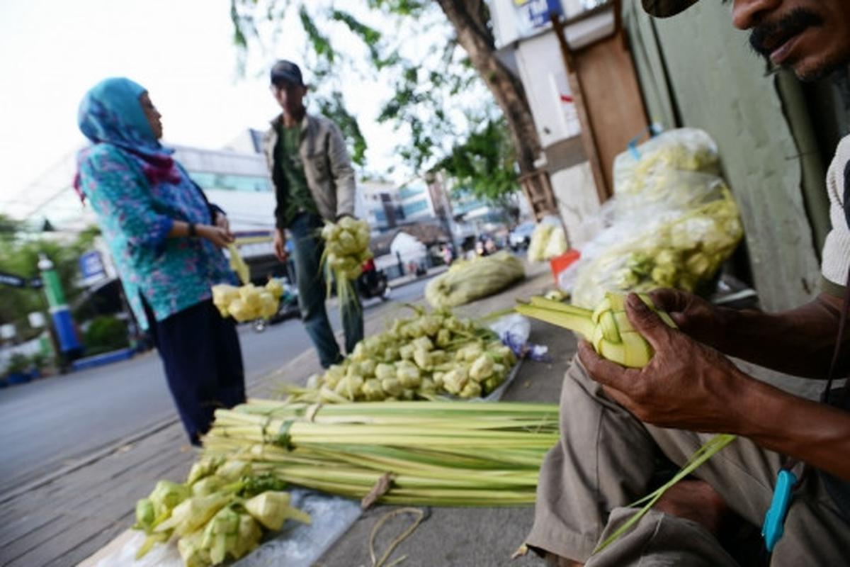 Berkah Lebaran, pedagang kulit ketupat di Palmerah panen rezeki