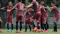 Bambang Pamungkas (tengah) berusaha merebut bola saat latihan jelang Piala AFC 2018 di Lapangan ABC, Senayan, Jakarta, (13/3/2018). Persija akan melawan Song Lam Nghe An FC. (Bola.com/Nick Hanoatubun)