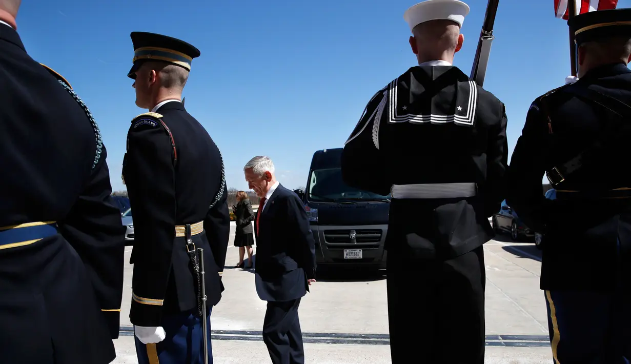 Menteri Pertahanan AS James Norman Mattis menunggu kedatangan Menlu RI, Retno LP Marsudi di Pentagon, Senin (26/3). Pertemuan keduanya di Washington merupakan kunjungan balasan setelah Mattis mengunjungi Jakarta pada Januari lalu. (AP/Jacquelyn Martin)