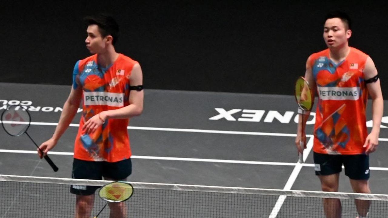 Fajar/Rian berhasil mengalahkan pasangan Malaysia, Aaron Chia/Soh Wooi Yik, dengan skor 21-16, 21-16. Foto: JUSTIN TALLIS / AFP<br>