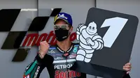 Fabio Quartararo pamer papan tanda finis posisi pertama MotoGP Jerez dengan menggunakan masker. (JAVIER SORIANO / AFP)