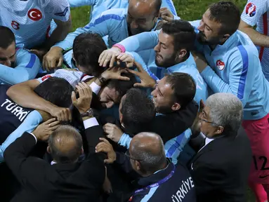 Pemain Turkey, Ozan Tufan menangis saat merayakan gol kedua ke gawang Republik Ceska pada lanjutan grup D Euro Cup 2016 di Stadion Bollaert-Delelis, Lens (22/6/2016) dini hari WIB.  (REUTERS/Benoit Tessier)