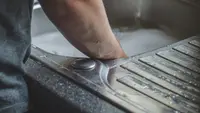 Cara Mudah Membersihkan Kerak Wastafel Dapur yang Sangat Kotor