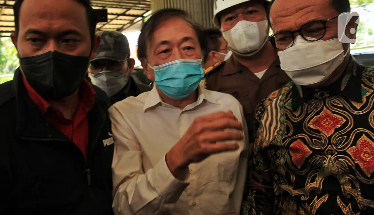Surya Darmadi (70) alias Apeng, tersangka korupsi yang juga owner PT Darmex Group atau PT Duta Palma Group, tiba di Kejaksaan Agung (Kejagung), Jakarta, Senin (15/8/2022). Buronan Kejagung dan KPK itu tiba di Indonesia melalui Bandara Soetta menggunakan pesawat China Airlines dengan nomor penerbangan CI-761 rute Taipei-Jakarta. (Liputan6.com/Angga Yuniar)