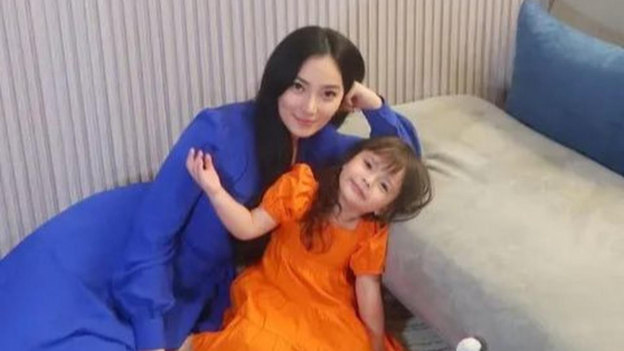 Keluarga kecil satu ini juga jarang mendapatkan rumor negatif dan selalu banjir pujian netizen.