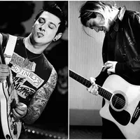 Para gitaris ini mencuri perhatian dengan cara bermainnya yang kidal. (istimewa)