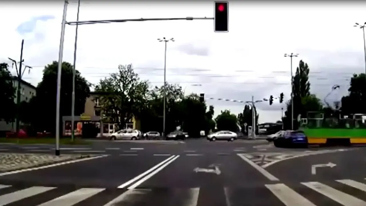 Audi Menabrak Tram