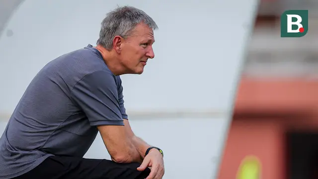 Foto: Ekspresi Serius Frank Wormuth saat Latihan Resmi Timnas Indonesia U-17 Jelang Laga Laga Krusial di Piala Dunia U-17 2023