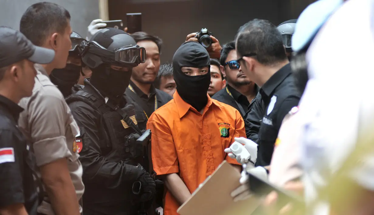 Tersangka Haris Simamora tiba untuk menjalani rekonstruksi pembunuhan keluarga Diperum Nainggolan di Jalan Bojong Nangka, Bekasi, Rabu (21/11). Rekonstruksi dipimpin oleh Kapolres Bekasi Kombes Indarto di lokasi pembunuhan. (Merdeka.com/Iqbal S. Nugroho)