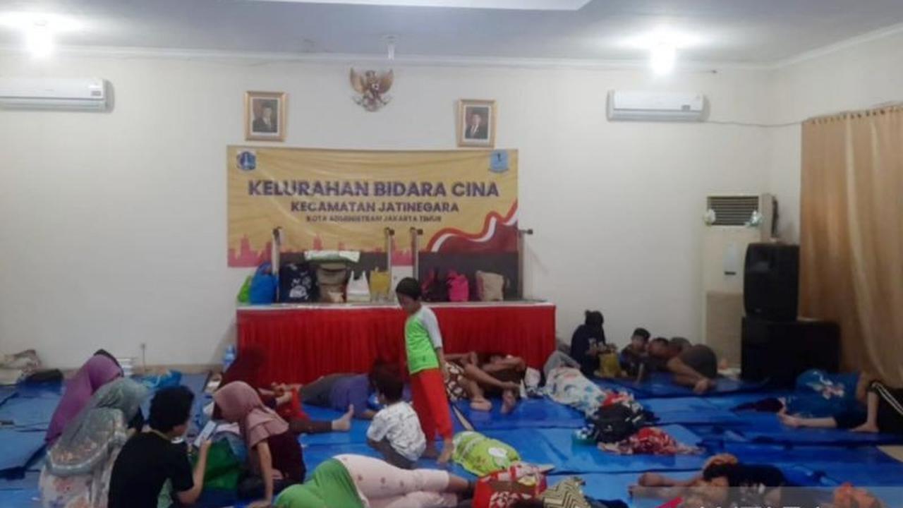 Ratusan Warga Bidara Cina Mengungsi Akibat Banjir, Ketinggian Air Capai 1,8 Meter