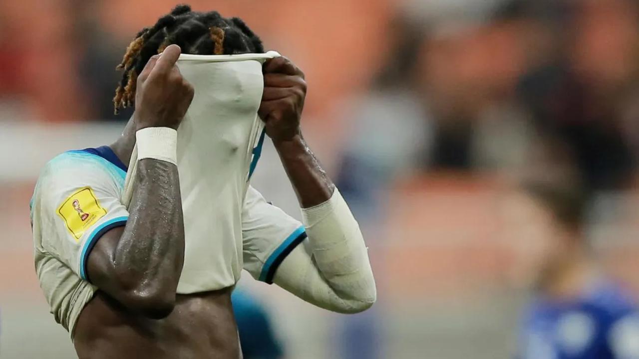 Pemain Timnas Inggris U-17, Joel Ndala, menutup wajahnya setelah timnya ditaklukkan Uzbekistan U-17 pada babak 16 besar Piala Dunia U-17 2023 di Jakarta International Stadium (JIS), Rabu (22/11/2023).