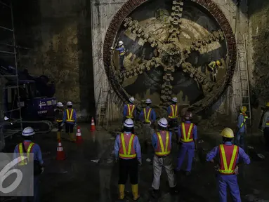 Pekerja membersihkan mata bor Antereja di bawah tanah stasiun MRT depan Ratu Plaza, Jakarta, Rabu (23/12). Pihak PT MRT Jakarta sendiri memang sudah menargetkan pengeboran MRT bisa selesai pada Desember 2016. (Liputan6.com/Faizal Fanani)