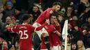 Penyerang Manchester United (MU) Cristiano Ronaldo, kanan, berselebrasi setelah mencetak gol kedua timnya ke gawang Arsenal pada pekan ke-14 Liga Inggris 2021/2022 di Old Trafford, Jumat (3/11/2021) dini hari WIB. Dua gol Ronaldo membawa MU menang dramatis 3-2 atas Arsenal. (AP Photo/Dave Thompson)