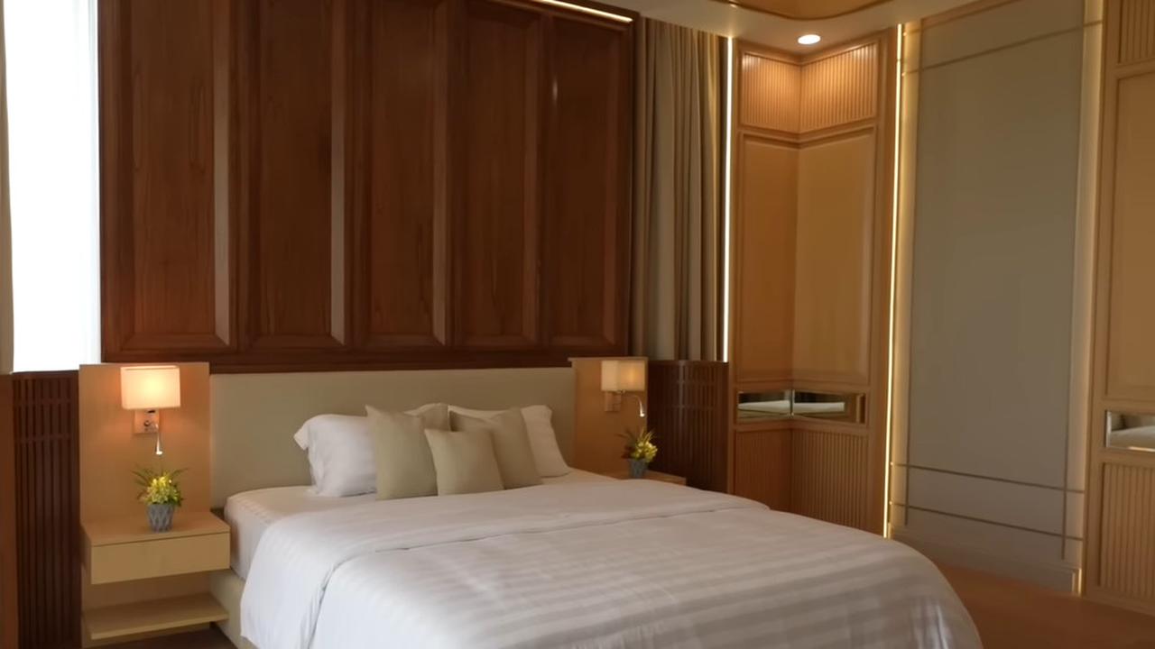 Tempat Tidur Simetris dengan Headboard Vertikal Kamar Luna Maya (©YouTube: Luna Maya)