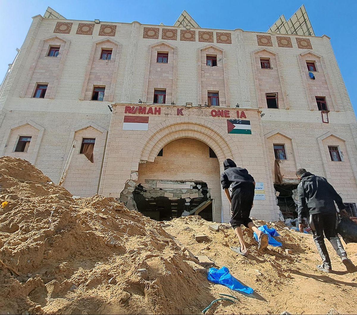 Rumah Sakit (RS) Indonesia, fasilitas medis terbesar dan terakhir di Jalur Gaza bagian utara, hancur setelah penyerbuan dan pengepungan berhari-hari oleh pasukan zionis Israel. Bahkan, RS yang pembangunannya didanai oleh masyarakat Indonesia itu kemungkin