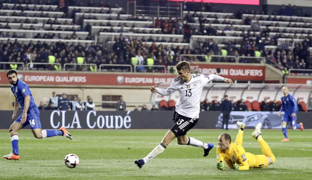 Gelandang Jerman, Thomas Muller, berhasil mencetak gol ke gawang Azerbaijan. Jerman sukses mencatatkan kemenangan kelima mereka dalam lanjutan partai Grup C babak kualifikasi Piala Dunia 2018 zona Eropa. (AP Photo/Aziz Karimov)
