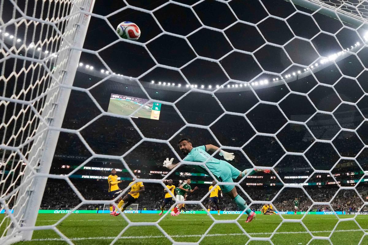 FOTO: Meksiko Raih Tiket Babak 16 Besar Setelah Kalahkan Ekuador