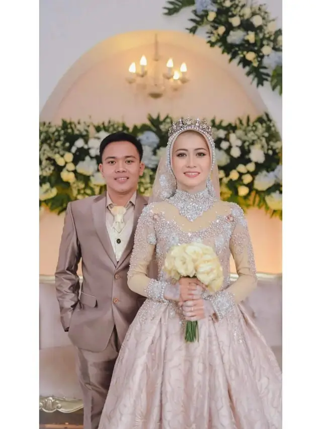 Pengantin Minta Fotonya Diedit, 6 Hasil Buatan Netizen yang Totalitas Ini Bikin Kagum