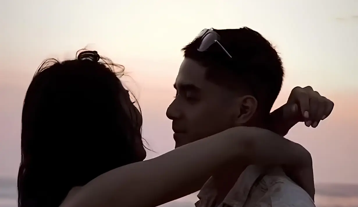 Sempat ramai karena sudah tak cocok hingga putus, siapa sangka kini mereka sudah pede lagi memamerkan momen romantis. Alyssa Daguise dan Al Ghazali terlihat mesra berpelukan liburan bareng. (Liputan6.com/IG/@alghazali7)