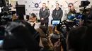 Wali Kota Kiev, Vitali Klitschko (kiri) dan saudaranya yang mantan petinju Ukraina Wladimir Klitschko berbicara kepada pers saat pembukaan pusat rekrutmen Pasukan Pertahanan Wilayah di Kiev, 2 Februari 2022. Wladimir Klitschko mendaftar menjadi tentara cadangan Ukraina. (Genya SAVILOV/AFP)