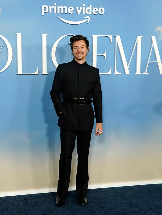 <p>Harry Styles berpose saat menghadiri pemutaran perdana film My Policeman di Regency Bruin Theatre, Los Angeles, Amerika Serikat, 1 November 2022. Dia berdiri di atas sepatu hitam mengkilat yang menambah pesona bintangnya. (AP Photo/Chris Pizzello)</p>