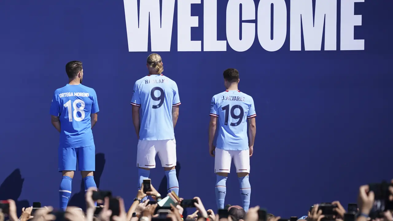 Foto: Disambut Gegap Gempita Publik Etihad, Manchester City Perkenalkan Pemain Barunya Termasuk Erling Haaland