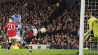 Pemain Atletico Madrid, Renan Lodi mencetak gol ke gawang Manchester United, dibayangi Diogo Dalot pada leg kedua 16 besar Liga Champions 2021/2022 di Old Trafford, Rabu (16/3/2022). (AP/Dave Thompson)
