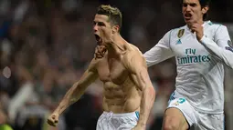 Striker Real Madrid Cristiano Ronaldo bersama rekannya Jesus Vallejo merayakan golnya saat melawan Juventus dalam pertandingan Liga Champions di stadion Santiago Bernabeu, Madrid (11/4). (AFP Photo/Oscar Del Pozo)